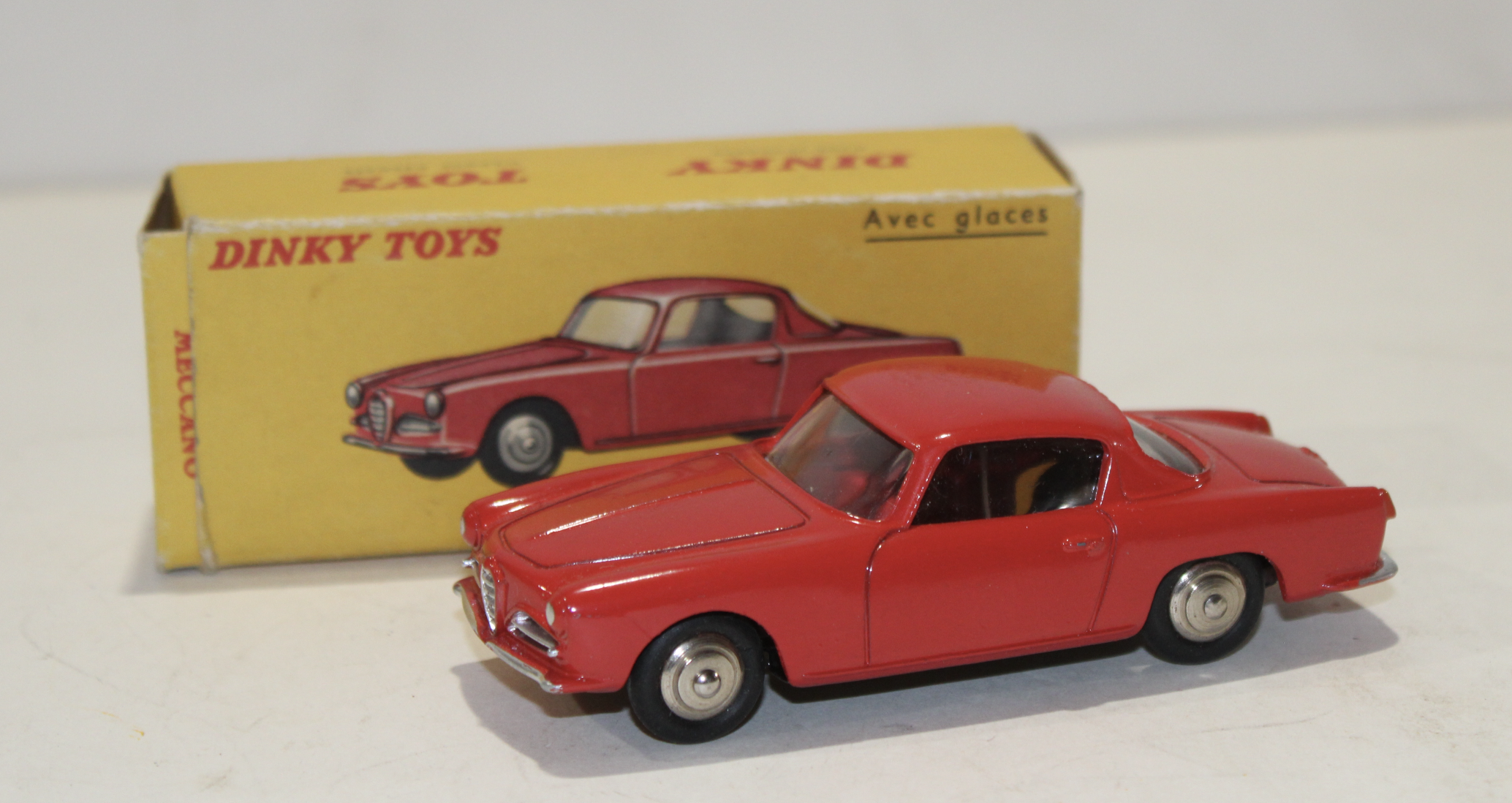 ALFA ROMEO 1900 SUPER SPORT DINKY TOYS 1/43