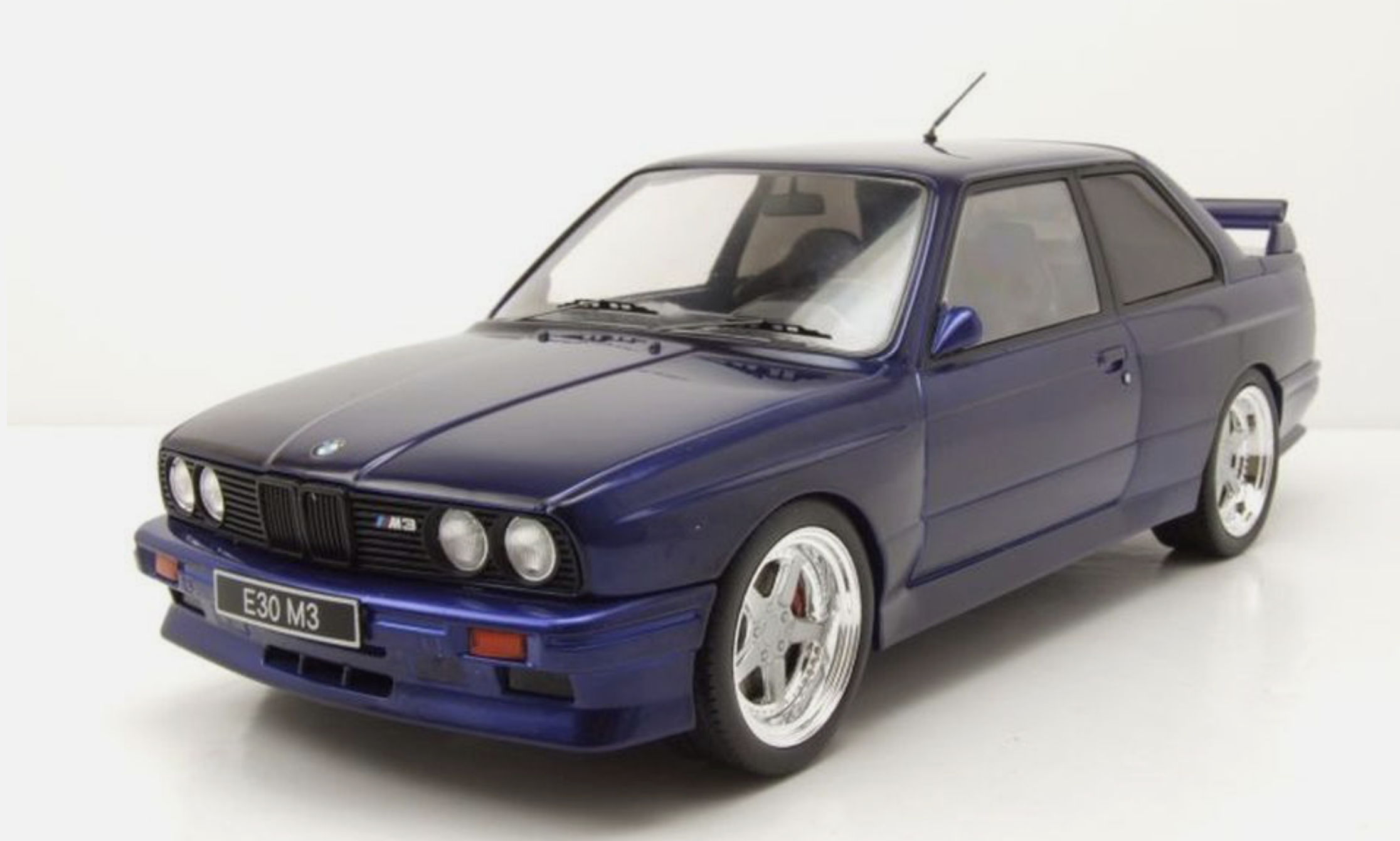 BMW E30 M3 1989 IXO 1/18