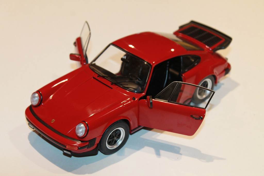 PORSCHE 911 CARRERA 3.2 1984 ROUGE SOLIDO 1/18