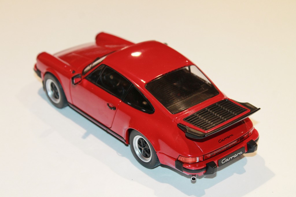 PORSCHE 911 CARRERA 3.2 1984 ROUGE SOLIDO 1/18