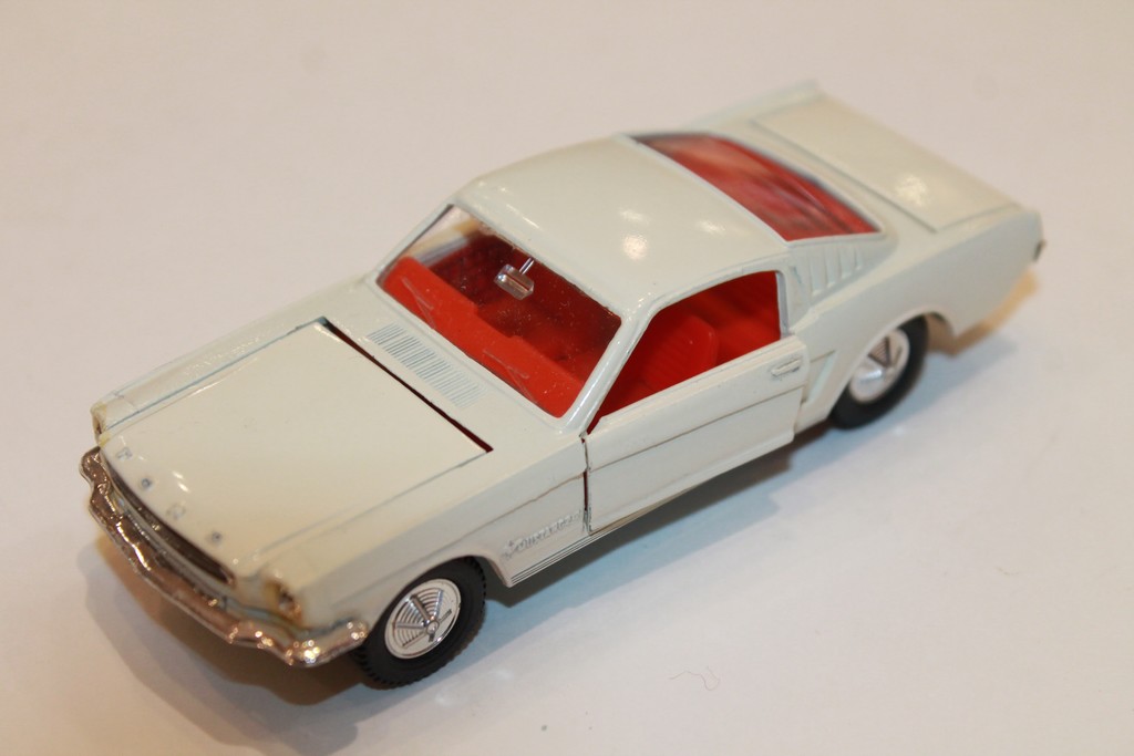 FORD MUSTANG BEIGE DINKY TOYS 1/43°