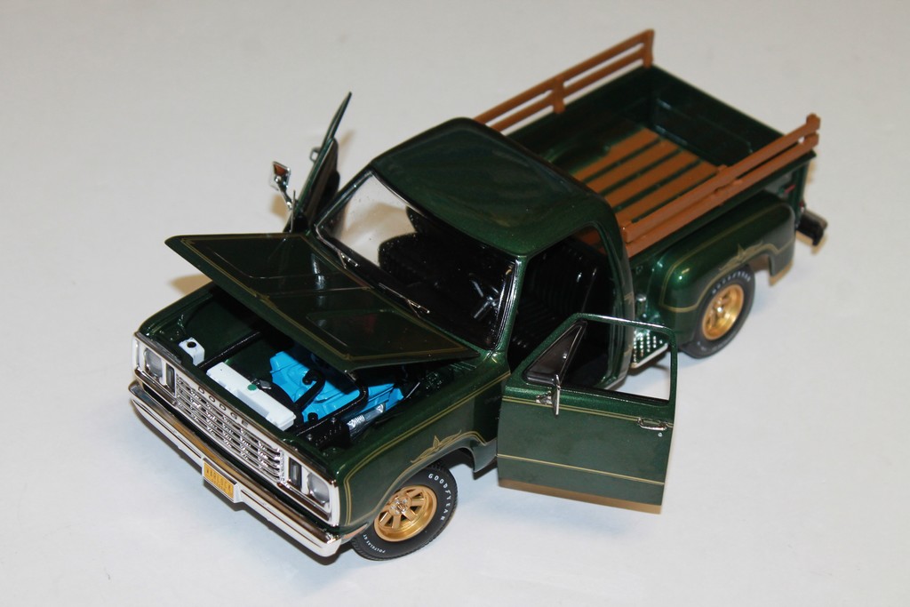 DODGE WARLOCK 1977 AUTO WORLD 1/18°