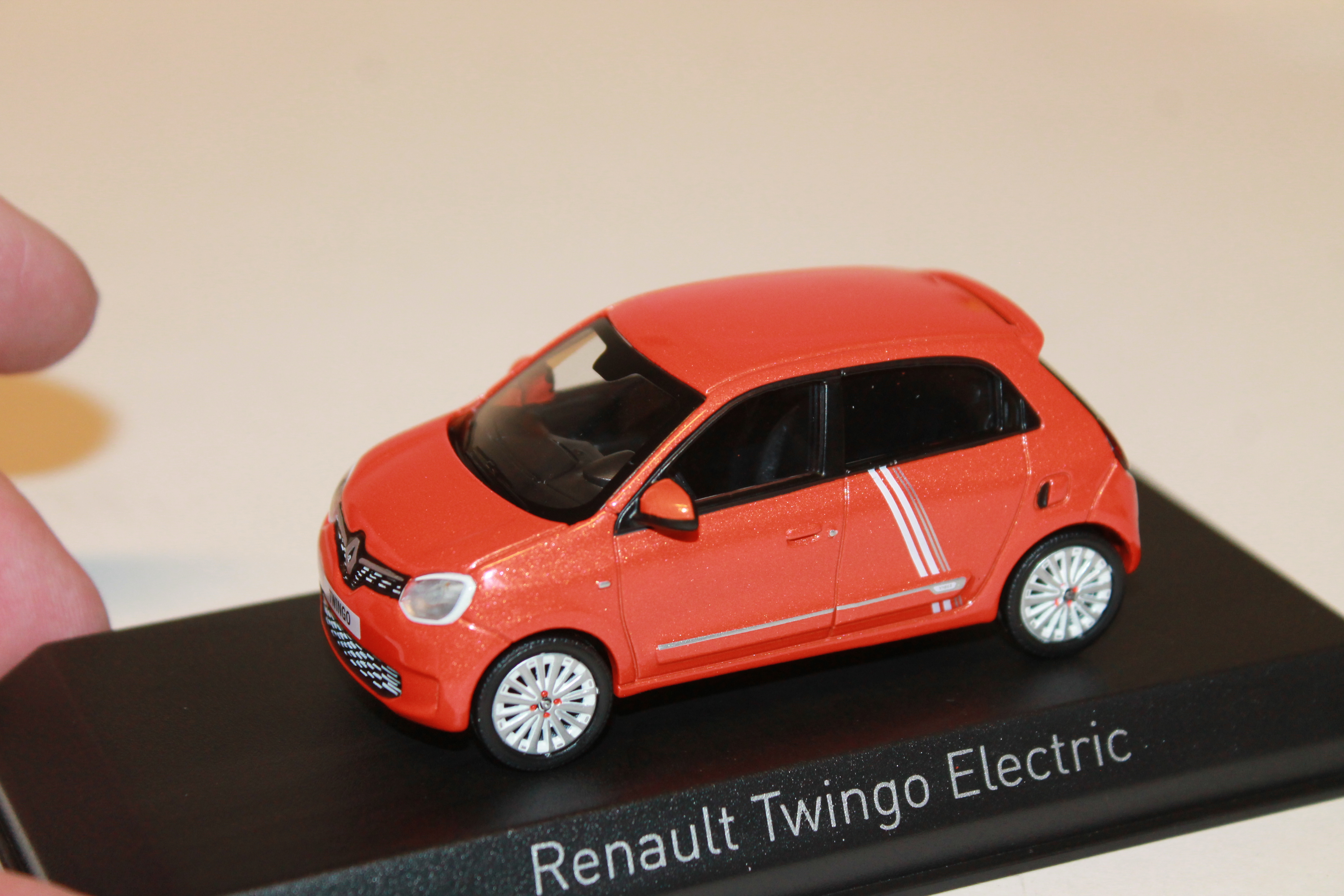 印象のデザイン ノレブ 43 ルノー Twingo Electric Vibes 2021