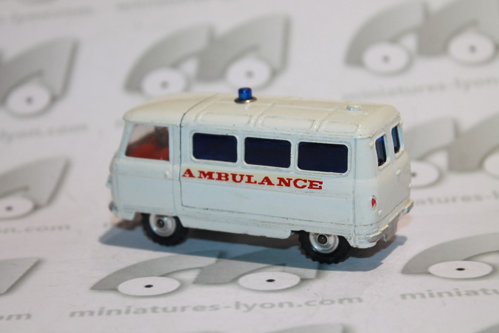 COMMER 3/4 TON AMBULANCE CORGI 1/43°