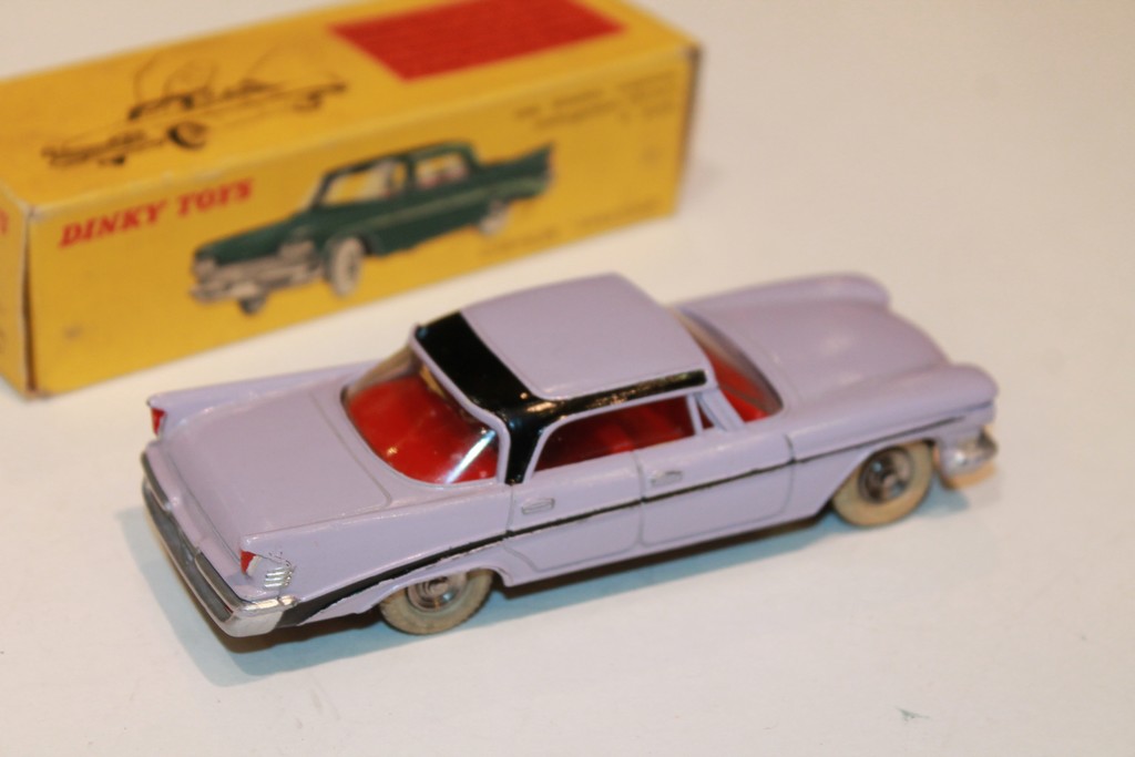 CHRYSLER SARATOGA MAUVE DINKY TOYS 1/43°