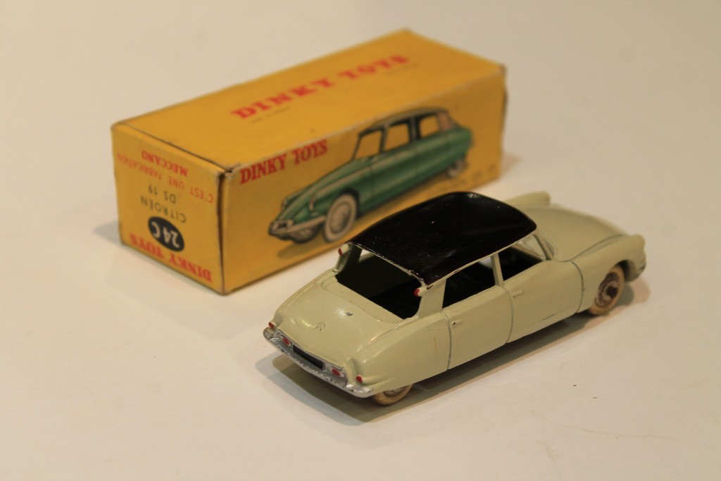 CITROEN DS 19  BLANCHE DINKY TOYS 1/43°