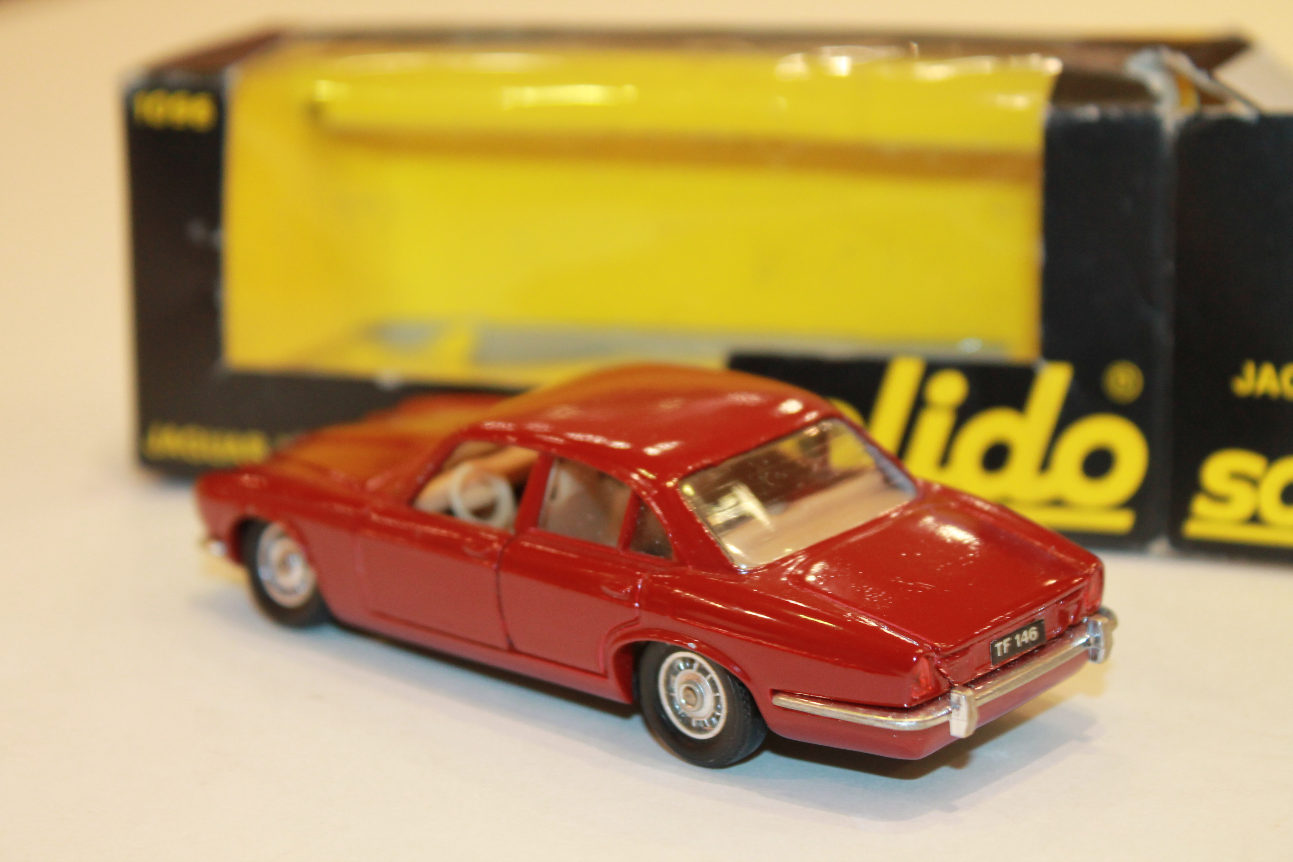 JAGUAR XJ 12 ROUGE SOLIDO 1/43°