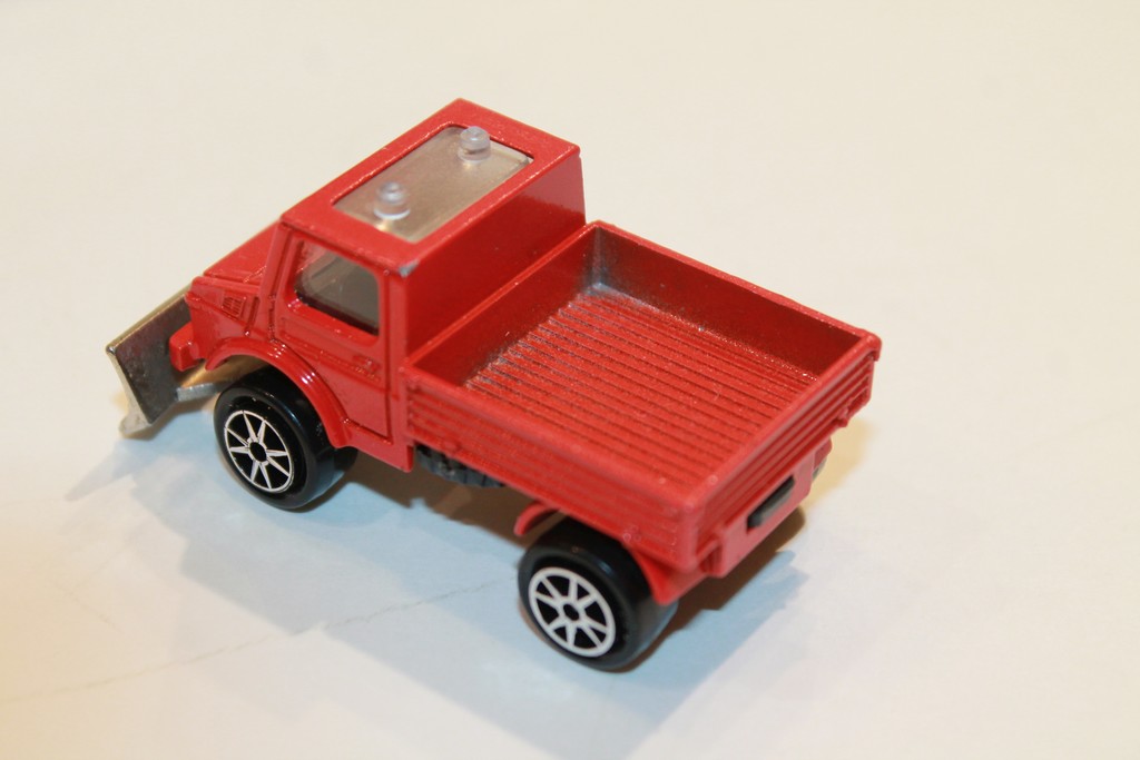 MERCEDES UNIMOG ROUGE MAJORETTE 1/66°